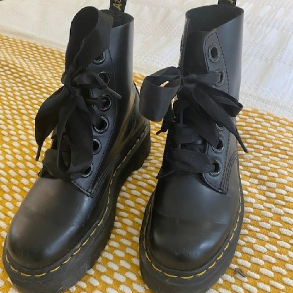 Dr. Martens Jadon Platform Combat Boots w/Ribbon Laces (8out10 condition)